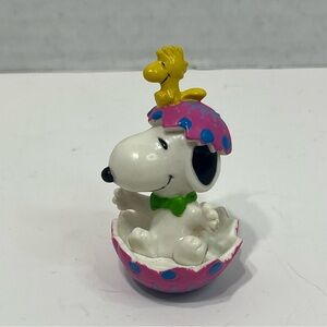 VINTAGE peanuts Easter snoopy and Woodstock figure PVC